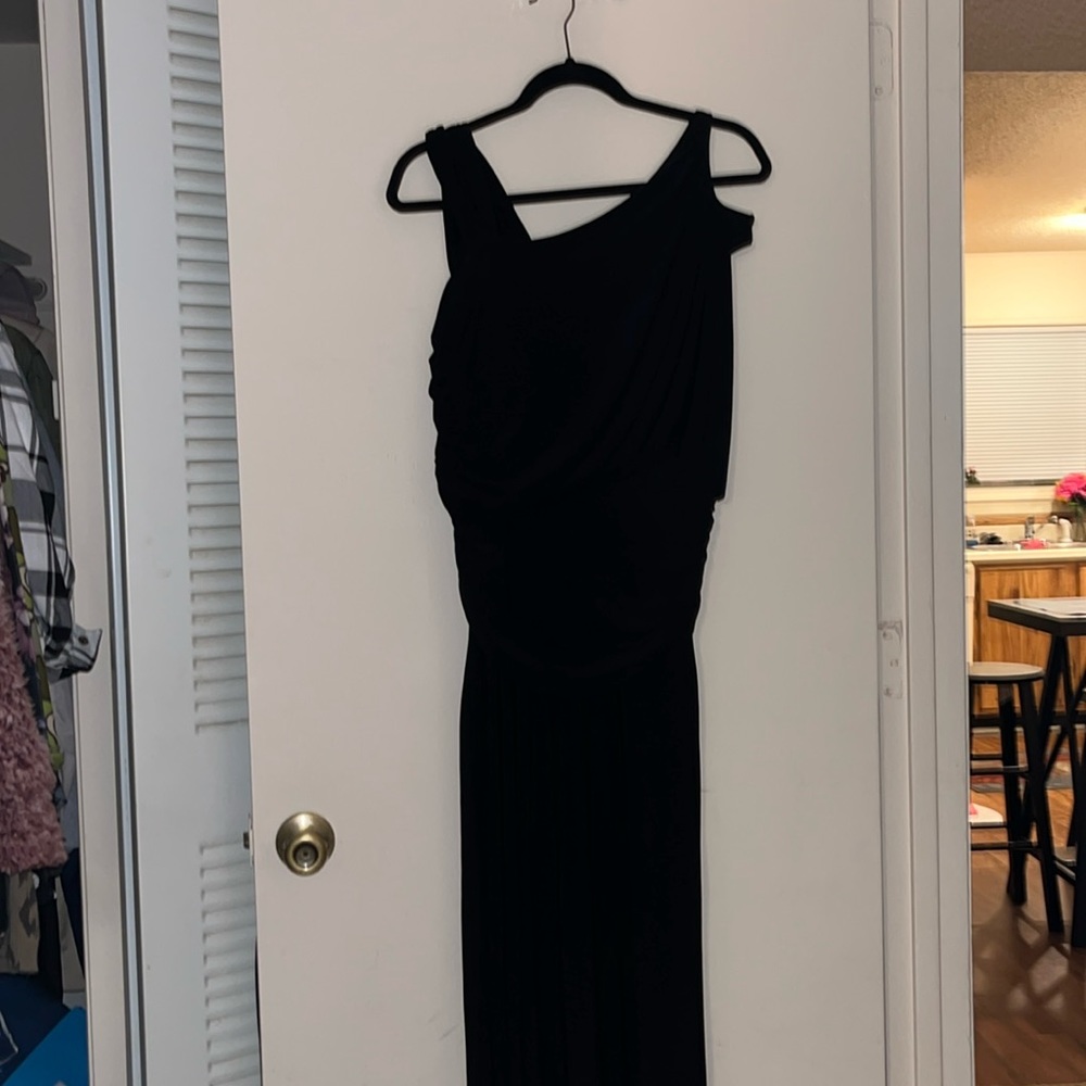 Hey, guys! I’m selling a a long, black formal/casual jumpsuit.